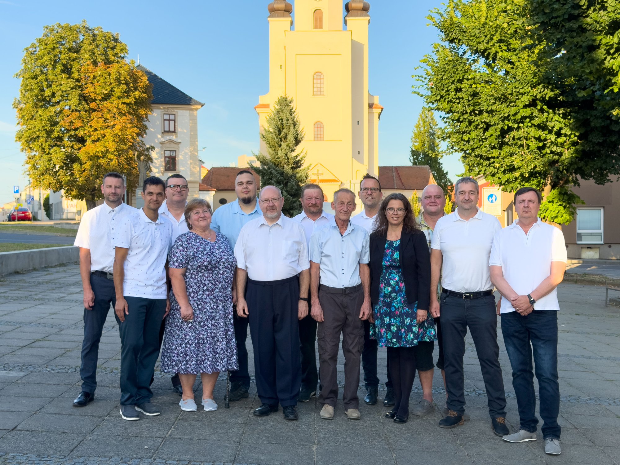 Kandidátka Nezávislých za Ivanovice na Hané před kostelem na náměstí